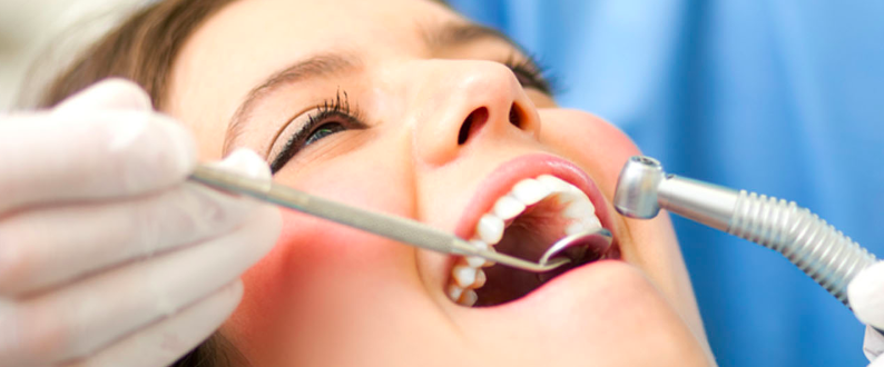 A rendszeres fogászati konzultáció rendkívül fontos szerepet játszik a fogaink épségének megőrzésében, az általános egészségünk, sőt, a pénztárcánk védelmében is! Most megtudhatja mire számítson a vizsgálat során.
