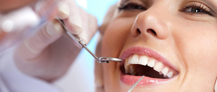 Milyen gyakran menjek fogorvoshoz? Az, hogy a fogorvost legalább félévente látogassuk nem kitaláció, komoly következményei lehetnek az elmulasztott fogászati ellenőrzéseknek! Olvassa el írásunkat.
