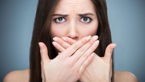 A rossz szagú lehelet okai különbözőek lehetnek és sajnos, sokak életét keseríti meg. Olykor akár kapcsolataink megrontója is lehet. Ebből az írásból megtudhatja, mi a leggyakoribb oka, valamint, hogy hogyan szüntetheti meg